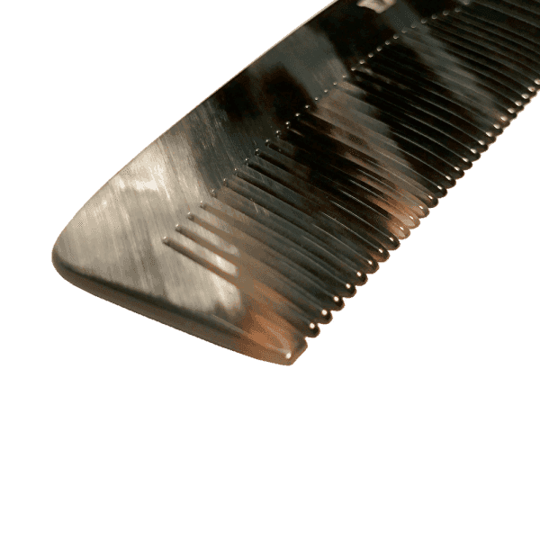 Close-up of Dovo horn comb teeth